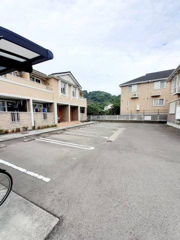 アルフィーノはるＤの駐車場