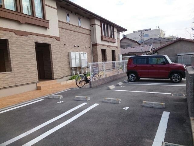 メゾンフラワーの駐車場