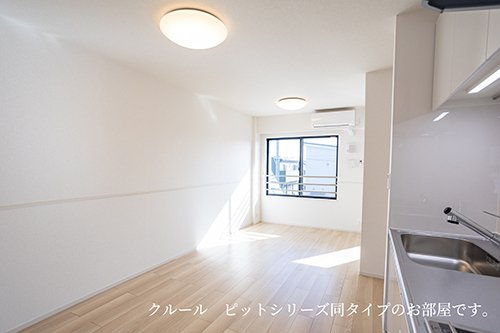 メゾン　ド　ローズ・ガーデンの居間・リビング