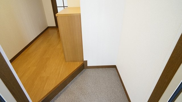 東上町林ビルの玄関
