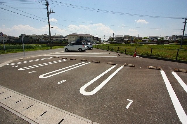 グラシュ・プレーヌＢの駐車場