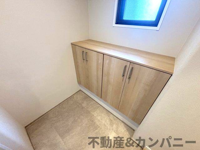 サーパス古三津の玄関|玄関収納です