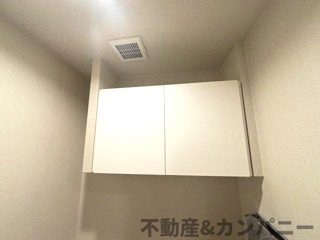 サーパス古三津のトイレ|トイレ上に収納スペースがあります