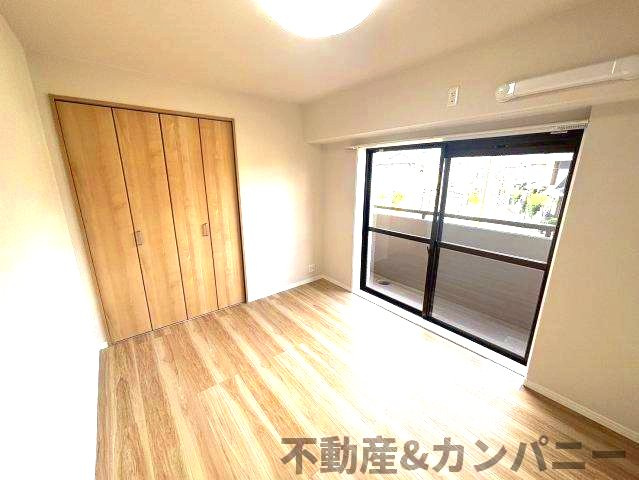 サーパス古三津の洋室|広々とした洋室です