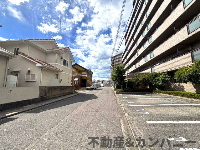サーパス古三津の周辺|前面を含む道路です