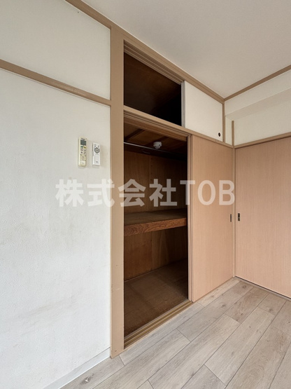 【居間・リビング】 | 深大寺グリーンハイツ | 洋室6帖①　収納