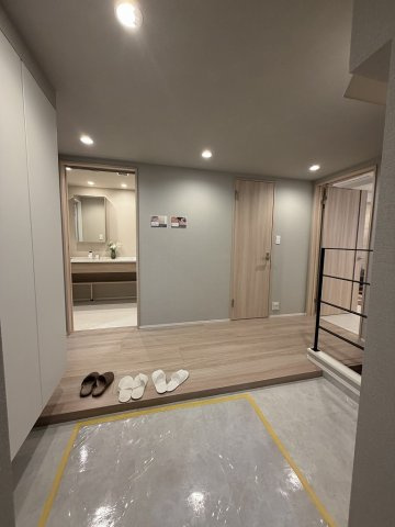 クレッセント新宿柏木の玄関