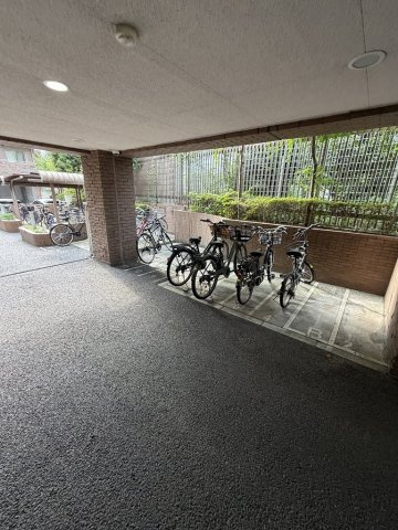 クレッセント新宿柏木の駐輪場