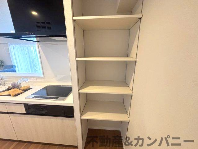 ポレスター松山フォレストシティの収納|キッチン横に収納スペースがあります