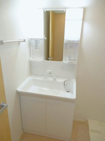 【洗面所】 | フルールⅡ | 忙しい朝には欠かせない洗面所です