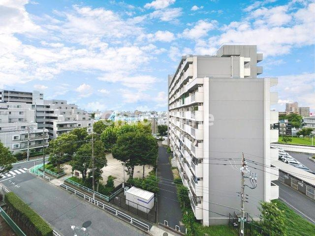 綾瀬グランドハイツの展望|手を伸ばせば、ふれることが出来そうな環境が、そのままインテリアになったような印象です。その豊かな眺望にふさわしい空間には、通風・採光にも優れ、心地よい光と風があふれています
