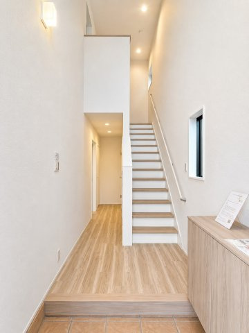 京都市西京区御陵峰ケ堂町戸建の玄関|収納もある玄関です