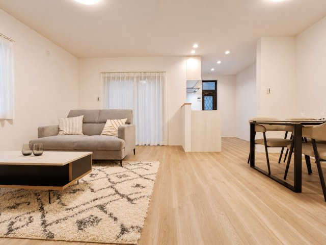 京都市西京区御陵峰ケ堂町戸建の居間・リビング