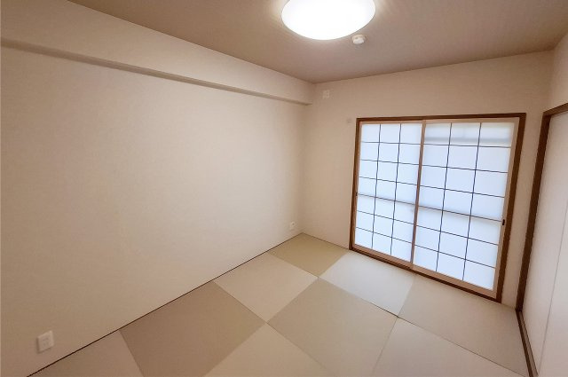 ふぁみーゆ松原参番館の和室|和室：半帖畳と襖、障子を新調し、クロスを貼替え済み。