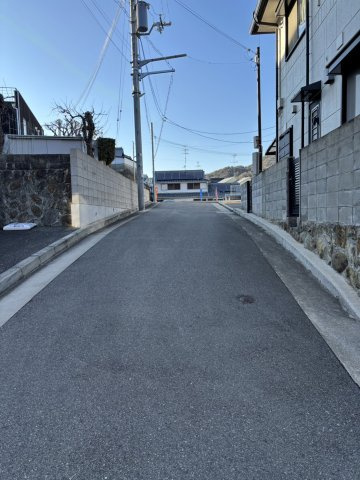 西宮市名塩二丁目　中古戸建の周辺|西側に向かう道路