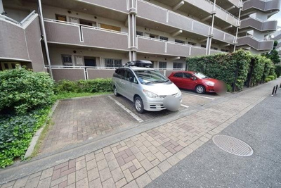【駐車場】 | ガーデンコート清瀬２号棟 | 駐車場に車を止められます