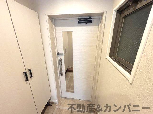 エイルマンション岩崎プレジデンスの玄関|玄関には鏡が付いてます