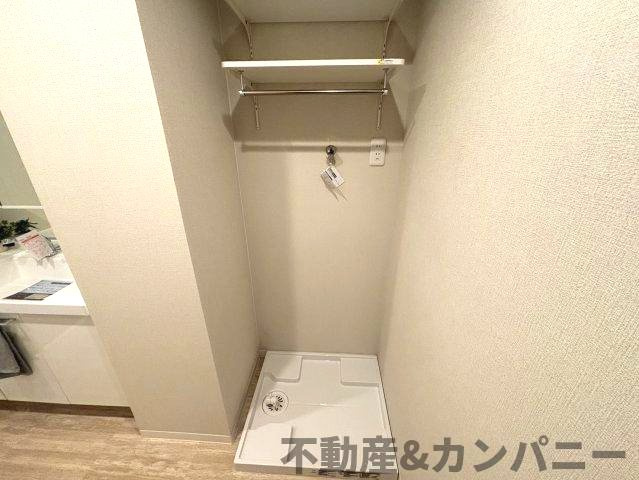 エイルマンション岩崎プレジデンスのランドリースペース|洗濯パン、タオルなどを置ける収納スペースがあります
