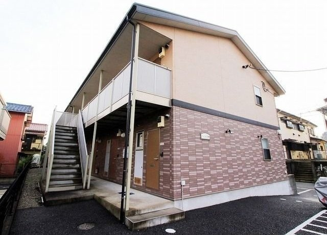千葉市花見川区検見川町５丁目のアパートのエントランス
