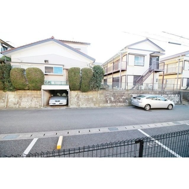 千葉市花見川区検見川町５丁目のアパートの駐車場