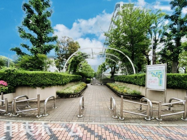 越中島三丁目ハイツ3号棟のエントランス|【エントランス】マンションのエントランスは、その物件の印象を決める、顔とも言える場所です。毎日通る場所ですからきれいなのが一番です。エントランス内はオートロックですので暮らしの安全も確保されています。