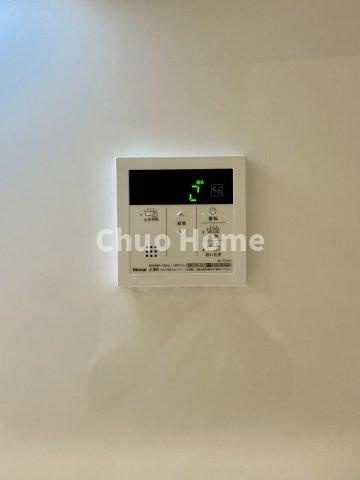 越中島三丁目ハイツ3号棟の発電・温水設備|【給湯リモコン】外での一日を忘れさせてくれるオートバス機能でお好みの湯量・温度に調整された浴槽。