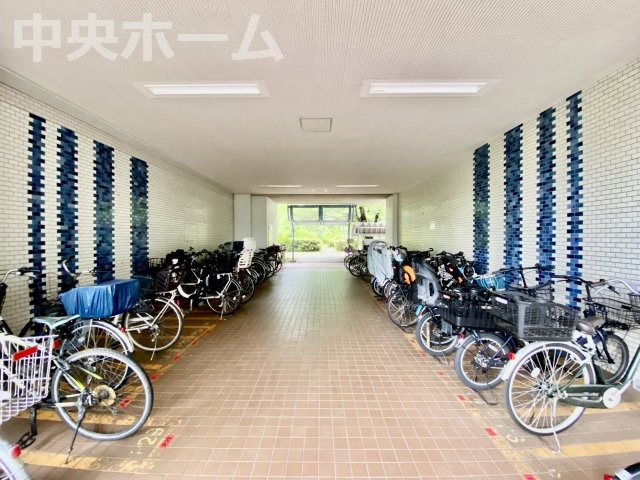 越中島三丁目ハイツ3号棟の駐輪場|【自転車置き場】最新の空き状況や費用などの詳細は担当スタッフまでお問い合わせください。
