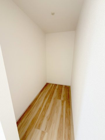 三郷市幸房　新築戸建　全1棟の収納|衣装ケースやラックを置いて自分好みにカスタマイズできるウォークインクローゼット