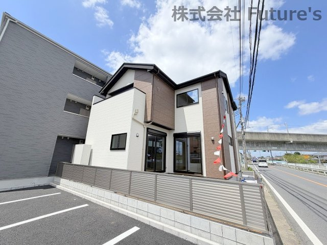 三郷市幸房　新築戸建　全1棟の外観|北東角地に位置する開放的な立地です