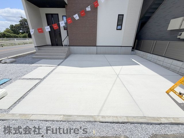三郷市幸房　新築戸建　全1棟の駐車場|家族の車＋来客用にも便利な並列2台駐車