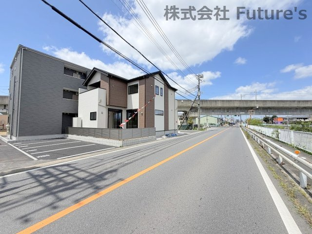 三郷市幸房　新築戸建　全1棟の前面道路含む現地写真|前面道路含む現地写真です。