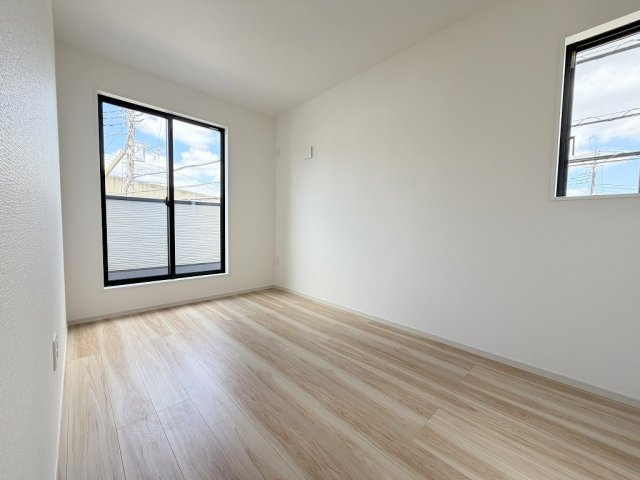 三郷市幸房　新築戸建　全1棟の洋室|2面採光の明るい洋室5.5帖・子供部屋としていかがでしょう