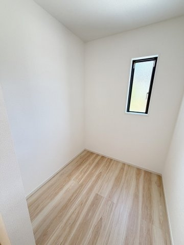 三郷市幸房　新築戸建　全1棟の収納|食品や日用品をストックできる便利なパントリー付き