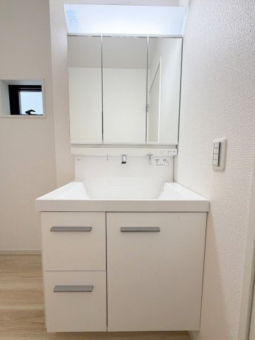 三郷市幸房　新築戸建　全1棟の独立洗面台|三面鏡付シャワードレッサーで朝の準備も快適