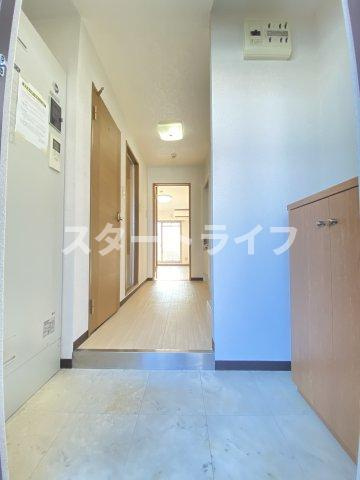 大阪市淀川区東三国４丁目の賃貸マンションの玄関