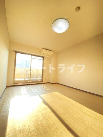大阪市淀川区東三国４丁目の賃貸マンションの居間・リビング