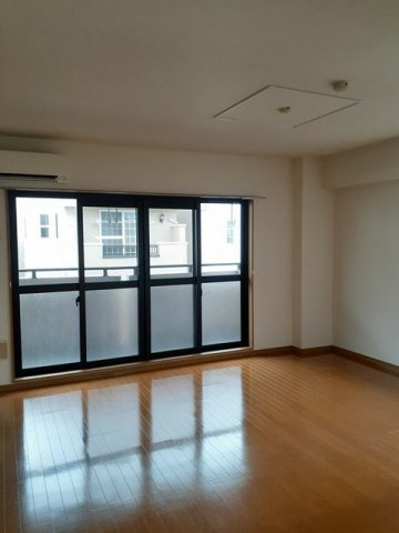 メゾンＲの居間・リビング|こちらの居間で趣味の時間をお楽しみください