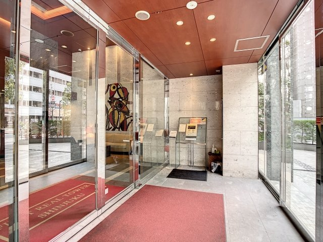 ファーストリアルタワー新宿のエントランス|建物の内部です