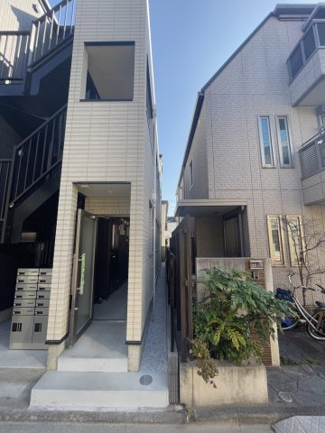 ログライフ東六郷のエントランス|建物の内部です