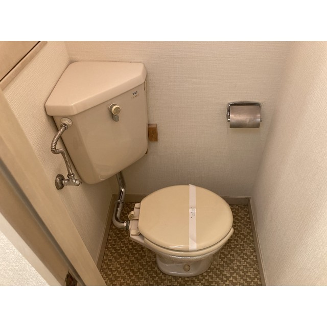 関コーポのトイレ|ゆったりとした空間のトイレです