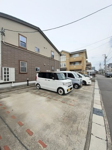 ラッフィナートの駐車場