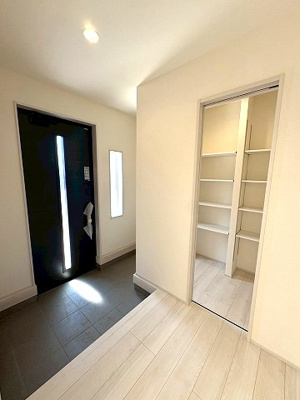 【玄関】 | ☆☆☆新築分譲　いわき市平赤井２期　限定１棟－①！！長期優良住宅！！ | 大容量のシューズボックス
シューズクローク・エントランスクローク付！！