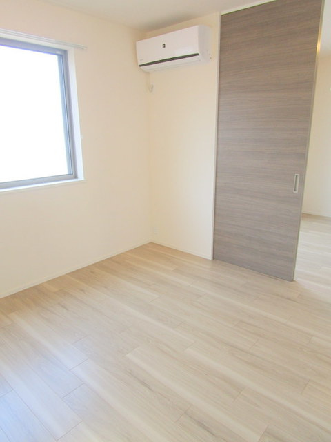 メゾン南雪の子供部屋|明るい洋室です
