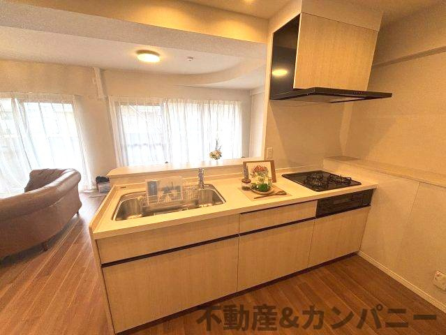 サントノーレ石手のキッチン|コンパクトなキッチンで掃除もラクラク