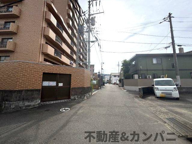 サントノーレ石手の周辺|前面を含む道路です