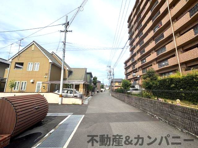 サントノーレ石手の周辺|前面を含む道路です