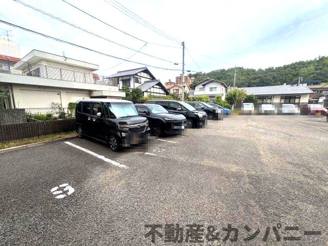 サントノーレ石手の駐車場|車をお持ちの方に嬉しい駐車場付きの物件です