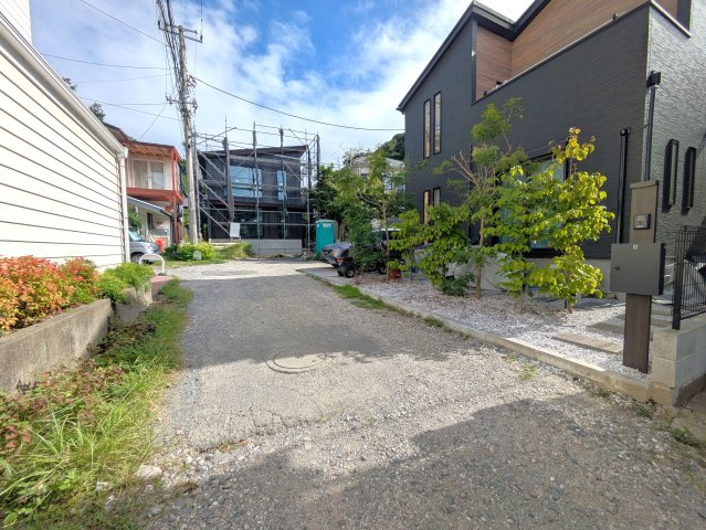洗練されたデザイナーズハウス　３LDKの前面道路含む現地写真|前面道路