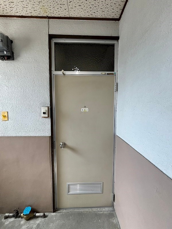 渡辺マンションの玄関