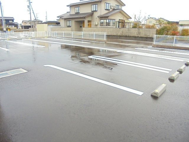 ラ　ルーチェの駐車場